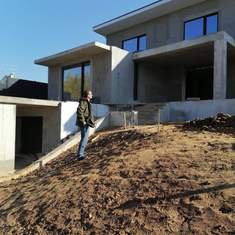 Бетонные дома на уклонных участках, сложности